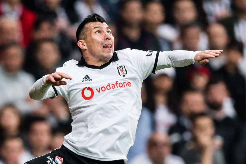 Report: West Ham could now sign Gary Medel for just £4 million