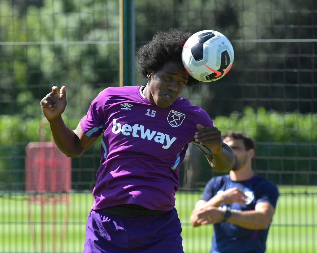 Report: West Ham midfielder Carlos Sanchez could be sold in January