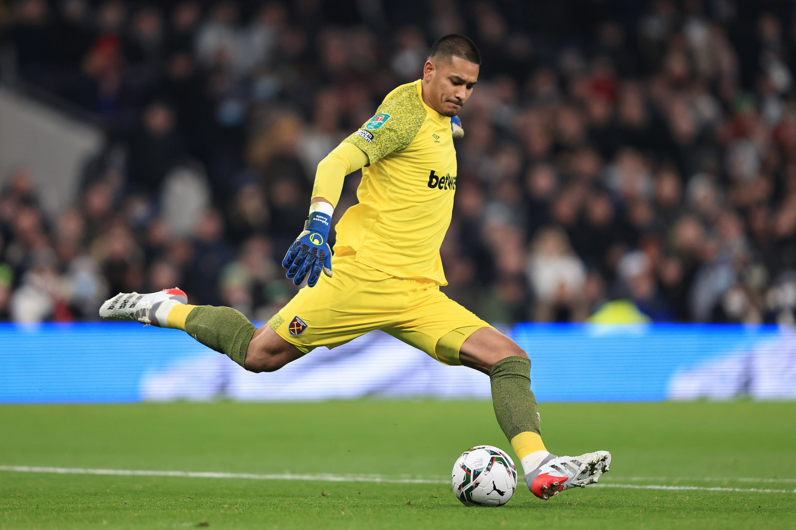 West Ham United boss David Moyes could be all set to send Alphonse Areola back to Paris Saint-Germain