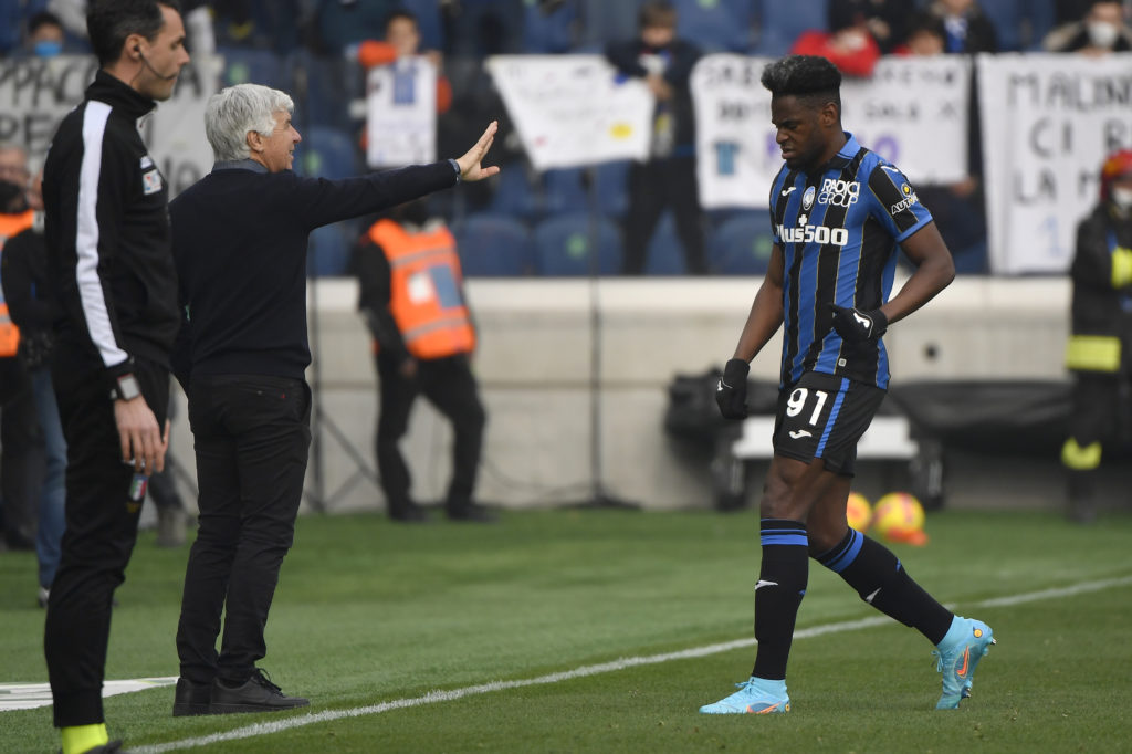 Duvan Zapata of Atalanta BC leaves the pitch injured while