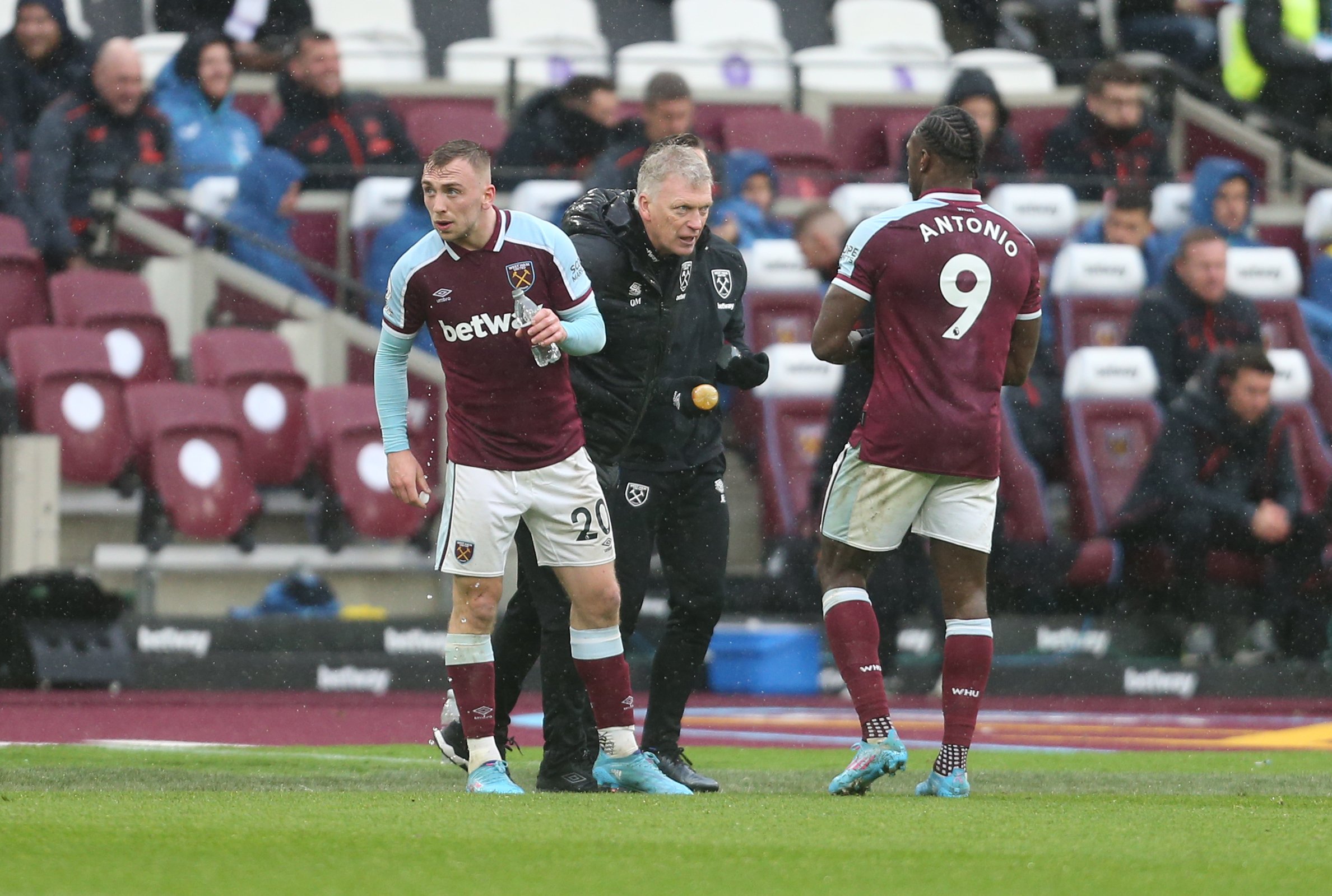 Video shows David Moyes shouting something to Michail Antonio on the touchline that totally sums up the striker's recent form