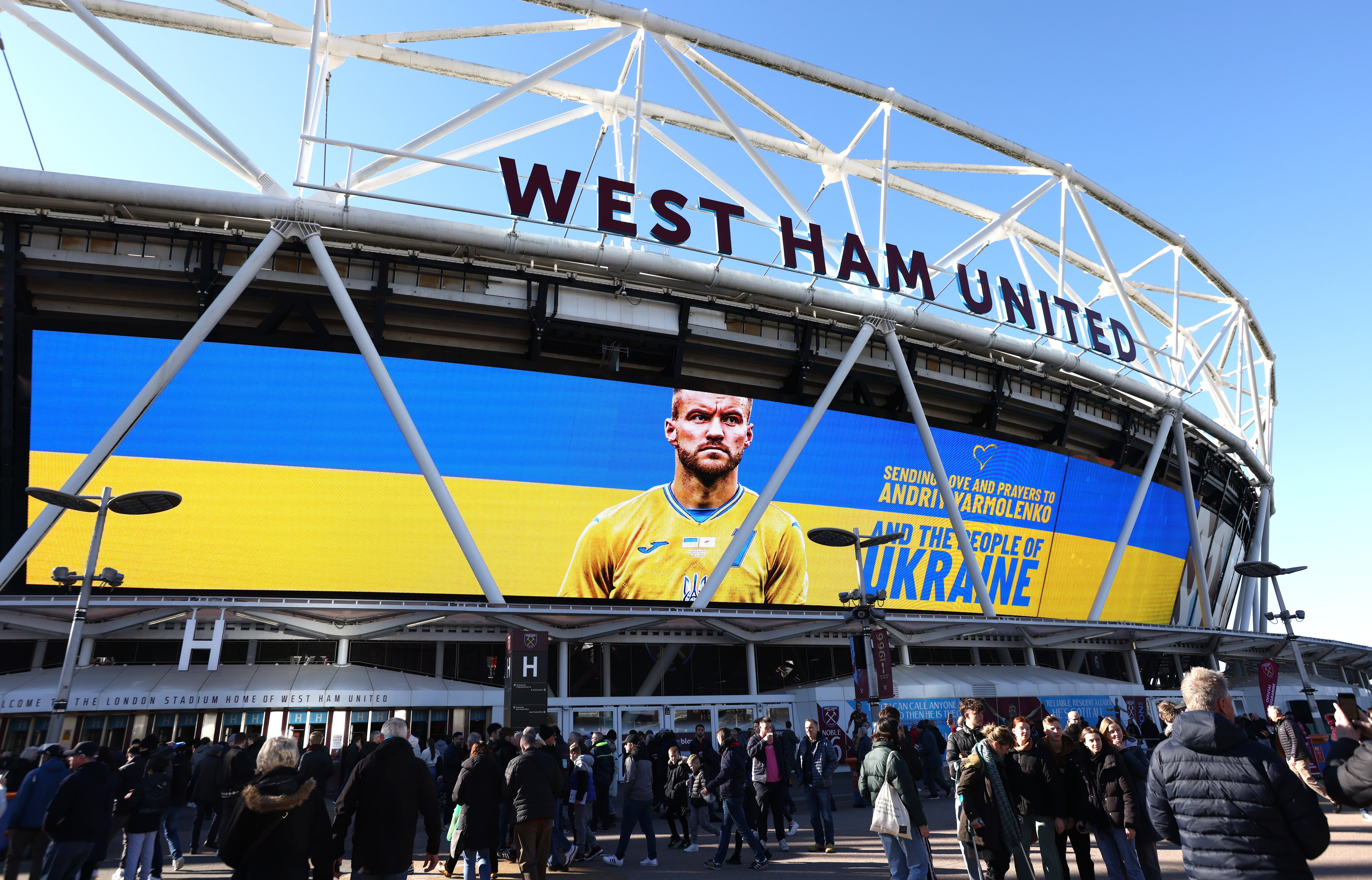 West Ham man Andriy Yarmolenko leaves the country in bid to rescue his wife and child from Ukraine border