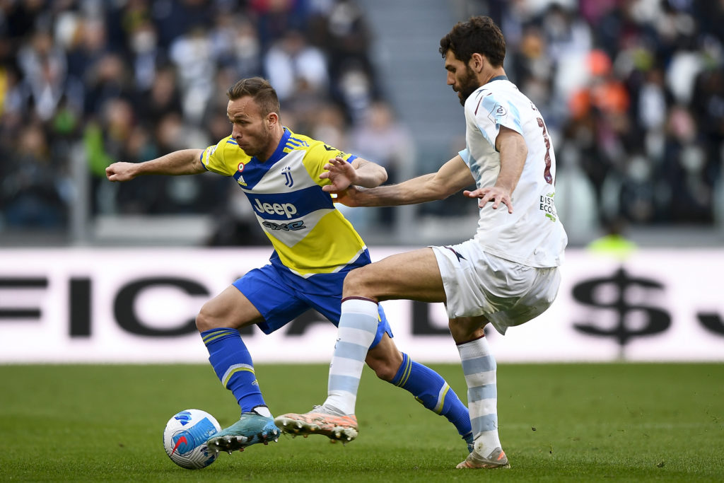 Arthur Melo (L) of Juventus FC competes for the ball with
