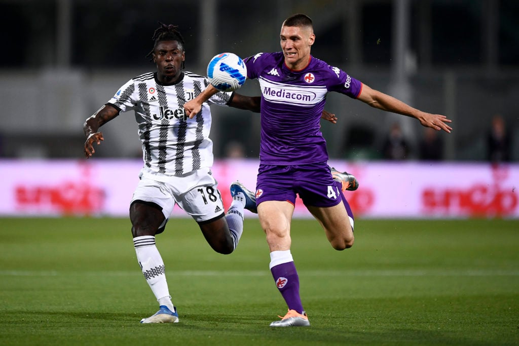 Moise Kean (L) of Juventus FC competes for the ball with
