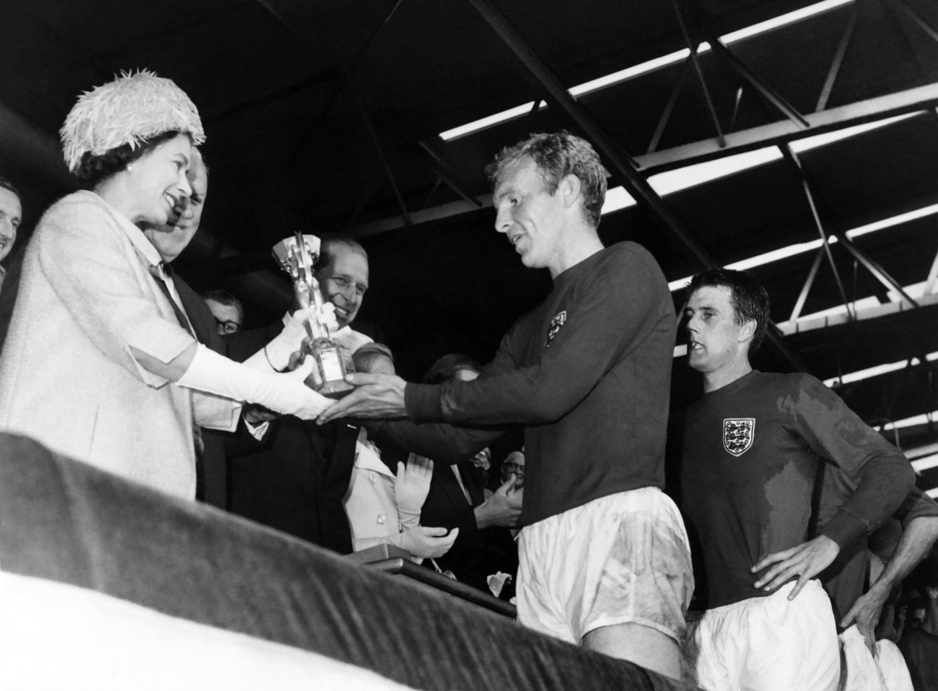 FOOTABLL-WORLD CUP-1966-ENGLAND-QUEEN ELIZABETH-MOORE