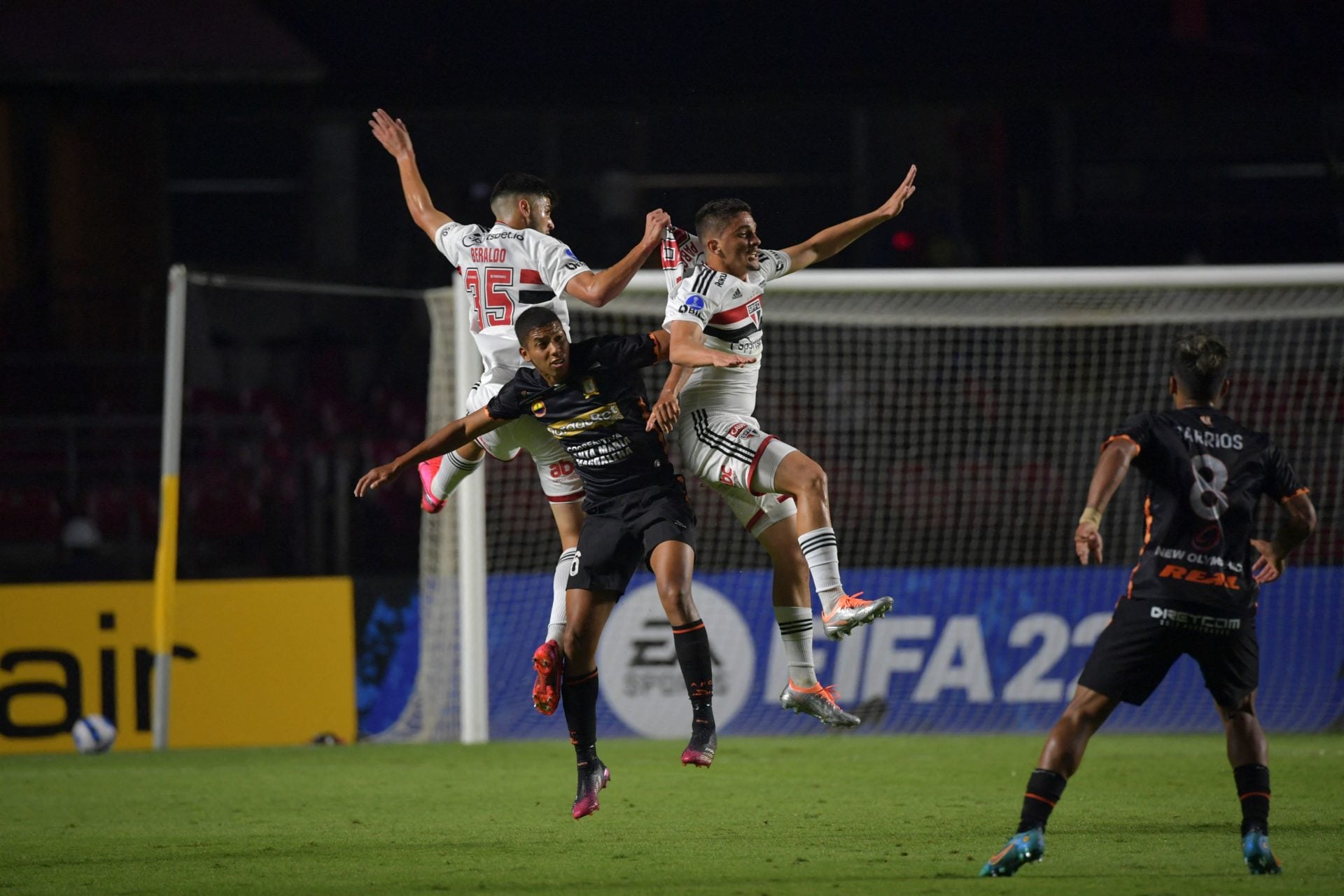 TOPSHOT-FBL-SUDAMERICANA-SAOPAULO-AYACUCHO