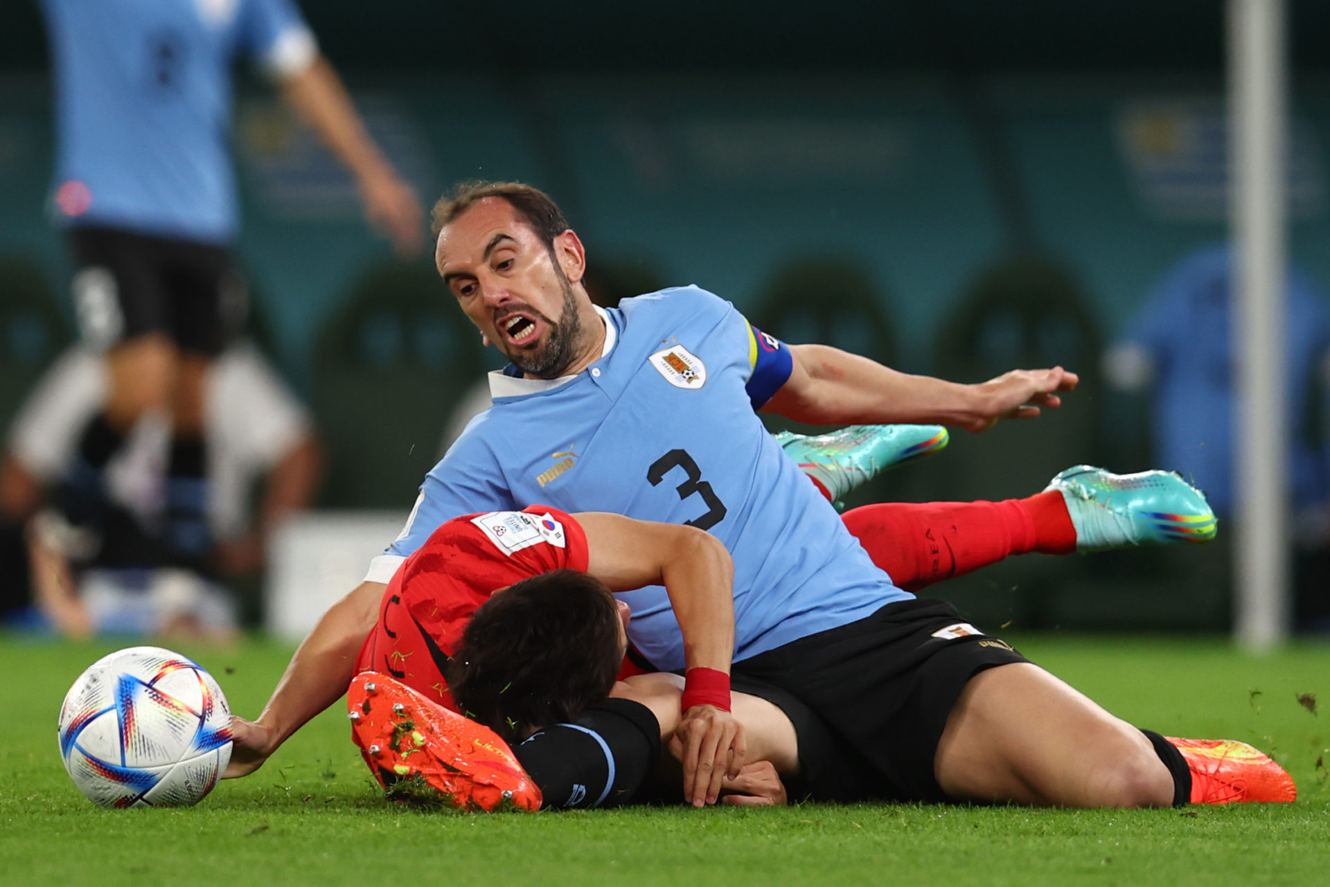 Hwang Ui-jo toils during Uruguay vs South Korea World Cup clash