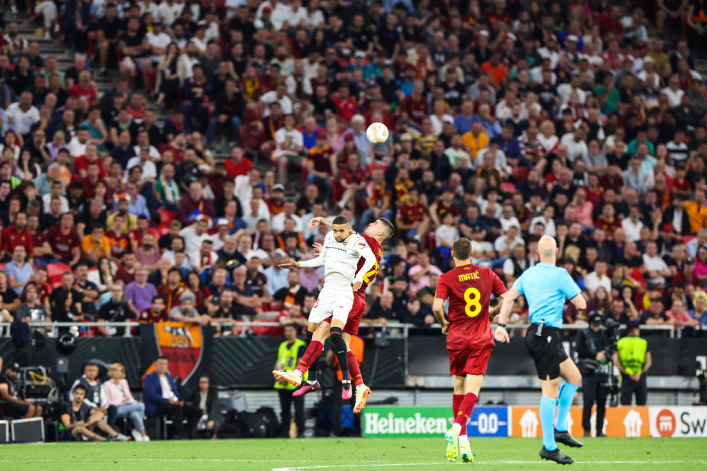 Sevilla's Moroccan forward Youssef En-Nesyri (R) and AS Roma