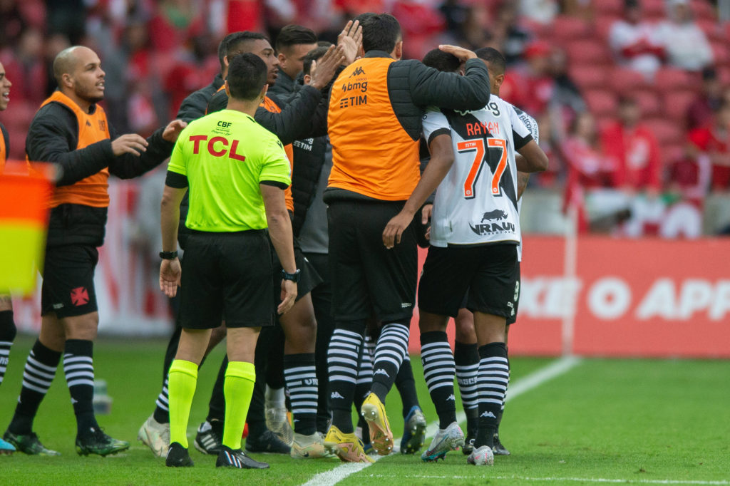 Internacional v Vasco da Gama - Brasileirao 2023