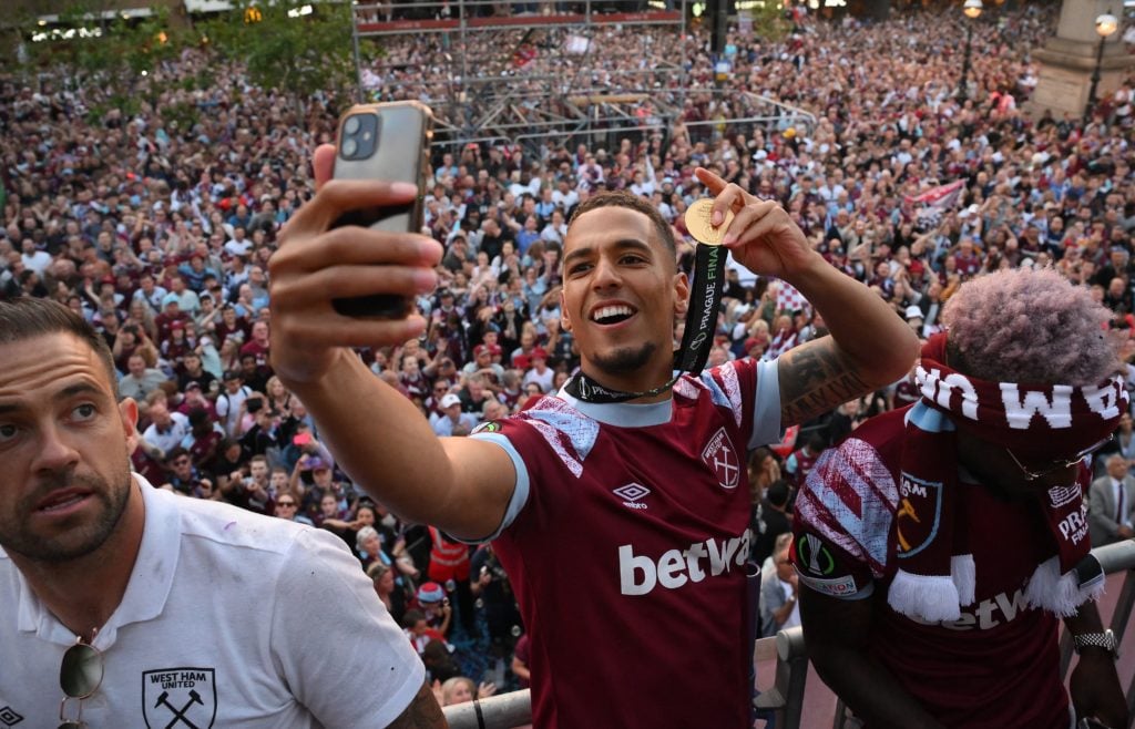 FBL-EUR-C4-WEST HAM-PARADE