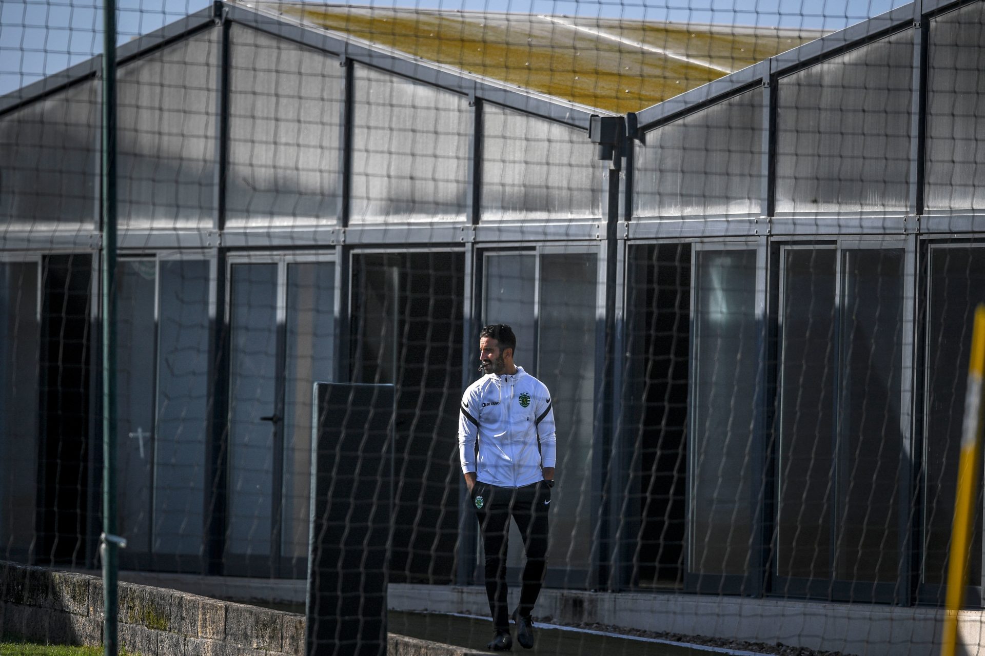 O sorridente Ruben Amorim continua intrigado ao regressar a Portugal depois de conversações com o West Ham