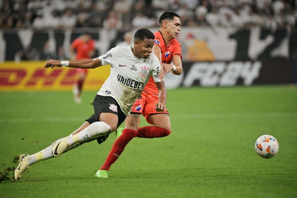 Corinthians' forward Wesley (L) and Nacional's forward Gustavo Caballero fight for the ball during the Copa Sudamericana group stage first leg matc...