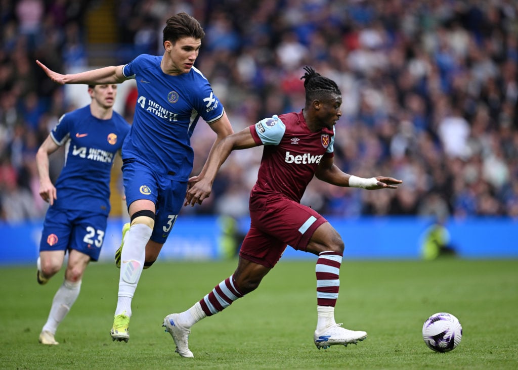 Mohammed Kudus of West Ham United runs with the ball whilst under pressure from Cesare Casadei of Chelsea during the Premier League match between C...