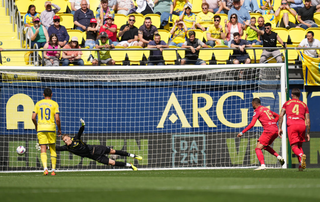 Yousseff En-Nesyri of Sevilla FC scores his team's first goal from the penalty spot during the LaLiga EA Sports match between Villarreal CF and Sev...