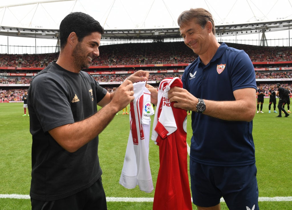 Mikel Arteta, o técnico do Arsenal, e o técnico do Sevilla, Julen Lopetegui, trocam camisas de Jose Antonio Reyes antes da partida da Emirates Cup entre Arsen...