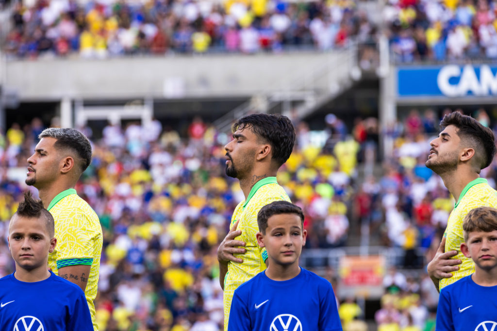 Bruno Guimaraes #5, Lucas Paqueta #8 et Beraldo #17 du Brésil au Camping World Stadium le 12 juin 2024 à Orlando, Floride.