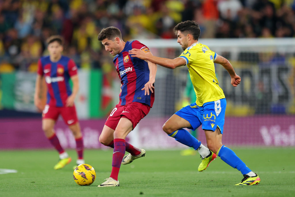 Sergi Roberto of FC Barcelona passes the ball whilst under pressure from Ruben Sobrino of Cadiz CF during the LaLiga EA Sports match between Cadiz ...