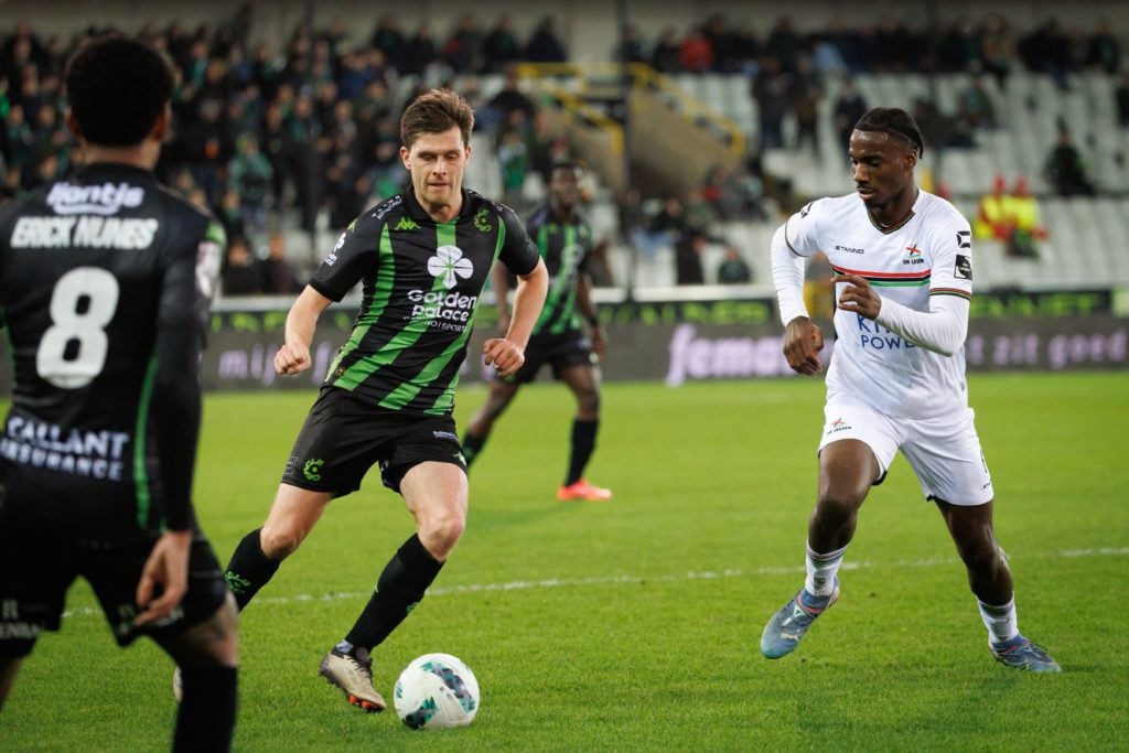 Cercle's Hannes Van der Bruggen and OHL's Ezechiel Banzuzi fight for the ball during a soccer match between Cercle Brugge and Oud-Heverlee Leuven, ...