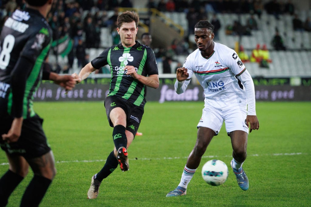 Cercle's Belgian midfielder Hannes Van der Bruggen (L) fights for the ball with OHL's Dutch midfielder #06 Ezechiel Banzuzi during the Belgian "Pro...