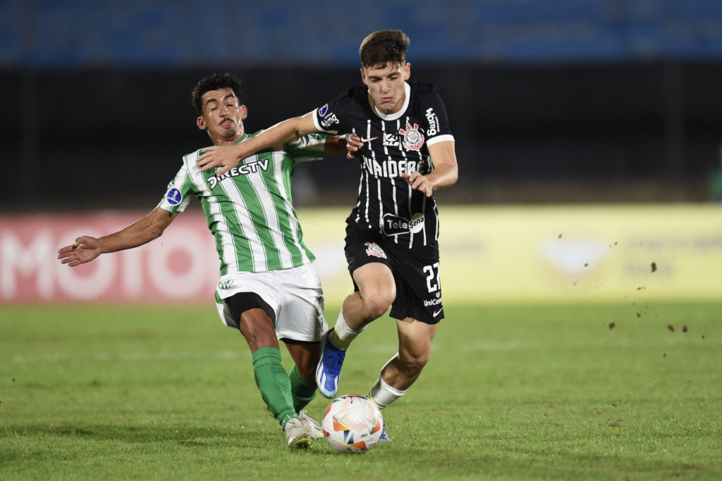 FBL-SUDAMERICANA-RACING-CORINTHIANS