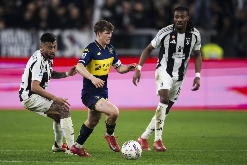 Morten Frendrup (C) of Genoa CFC competes for the ball with