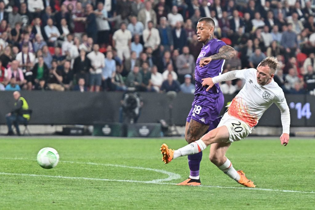 Jarrod Bowen leaves Igor Julio for dead to score the winning goal as West Ham beat Fiorentina 2-1 in the 2023 Europa Conference League final