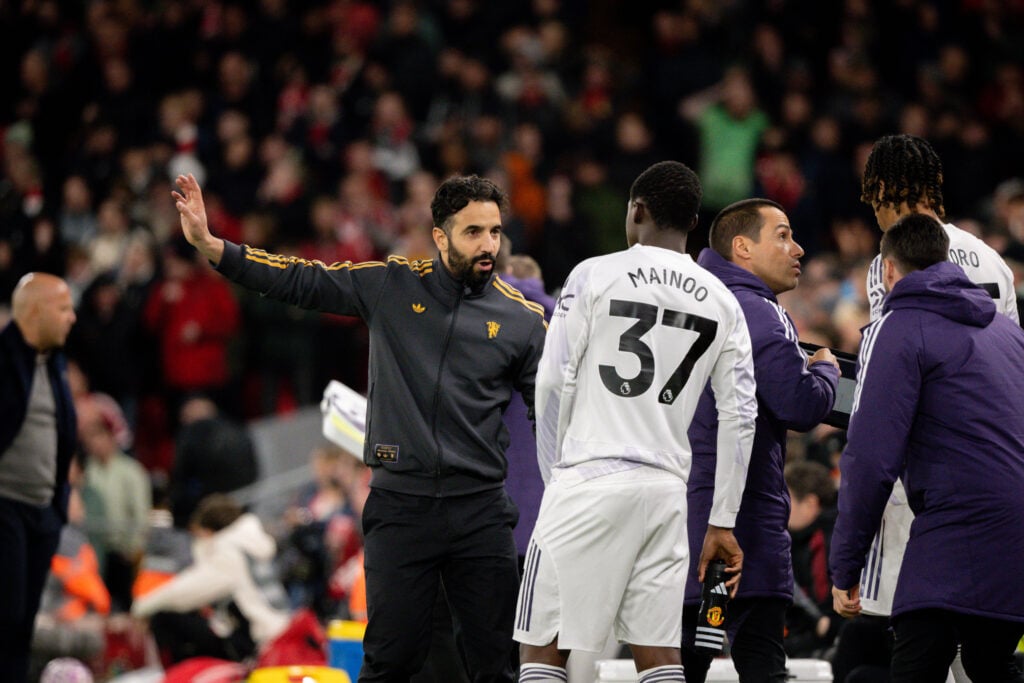 Manchester United boss Ruben Amorim speaks to Kobbie Mainoo on the sidelin