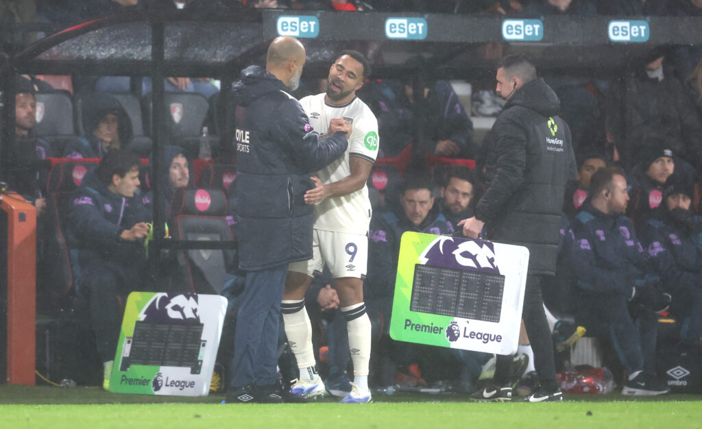 Nuno Espirito Santo speaks to Callum Wilson after substituting him off on a hat-trick in West Ham's draw with Bournemouth
