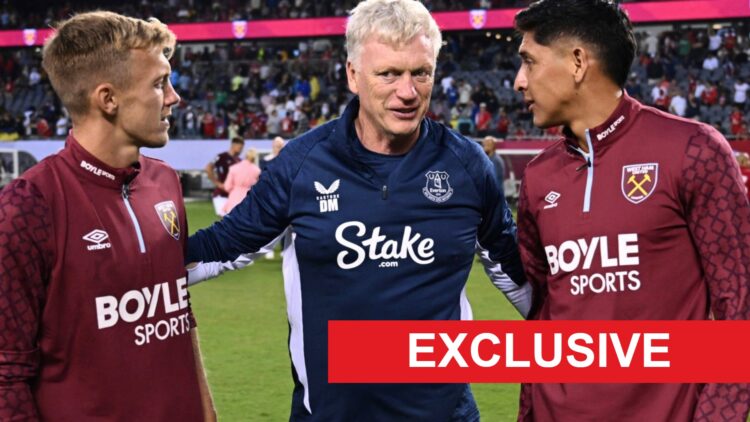 Everton boss David Moyes speaks with his former West Ham players James Ward-Prowse and Edson Alvarez