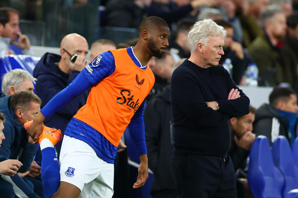 Everton manager David Moyes looks on as Beto warms up