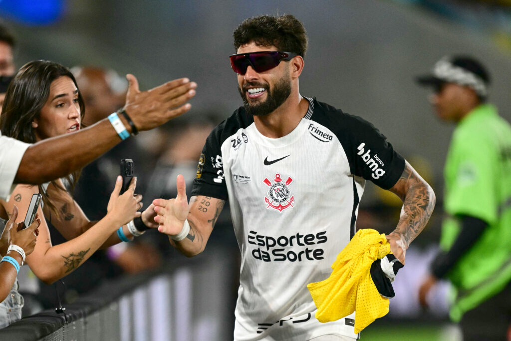 Corinthians' forward Yuri Alberto greets fans at the end of the Brazil Cup final