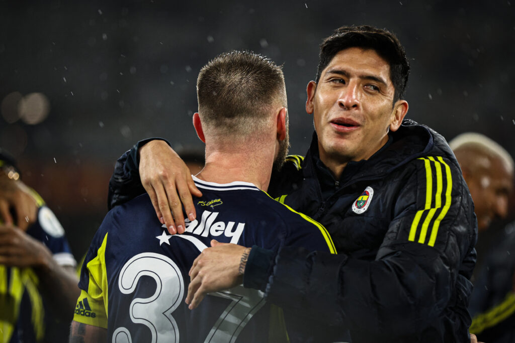 Edson Alvarez embraces Milan Skriniar after Fenerbahce beat Galatasaray in the Turkish Super Cup final.