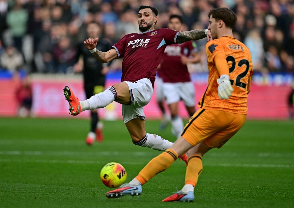 Taty Castellanos playing for West Ham against Sunderland.