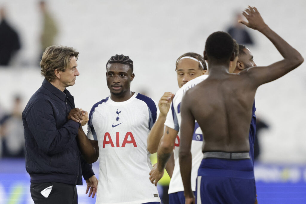 Thomas Frank (L) shakes hands with Tottenham Hotspur's Ghanian striker #20 Mohammed Kudus