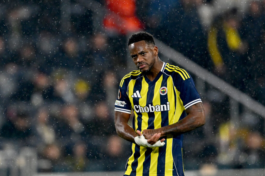 Jhon Duran playing for Fenerbahce against Aston Villa.