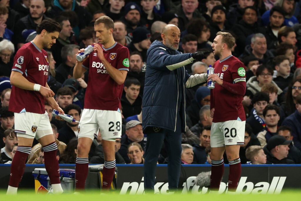 Nuno Espirito Santo talks to Jarrod Bowen during West Ham's game with Chelsea.