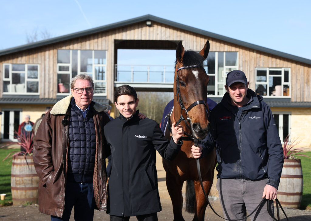 Race horse owner Harry Redknapp (L), trainer Ben Pauling (R) and Jockey Ben Jones pose with Cheltenham Festival hopeful The Jukebox Man at the Ben Pauling Stables on the Naunton Downs Estate, near Cheltenham, western England, on February 23, 2026. (Photo by Darren Staples / AFP via Getty Images)