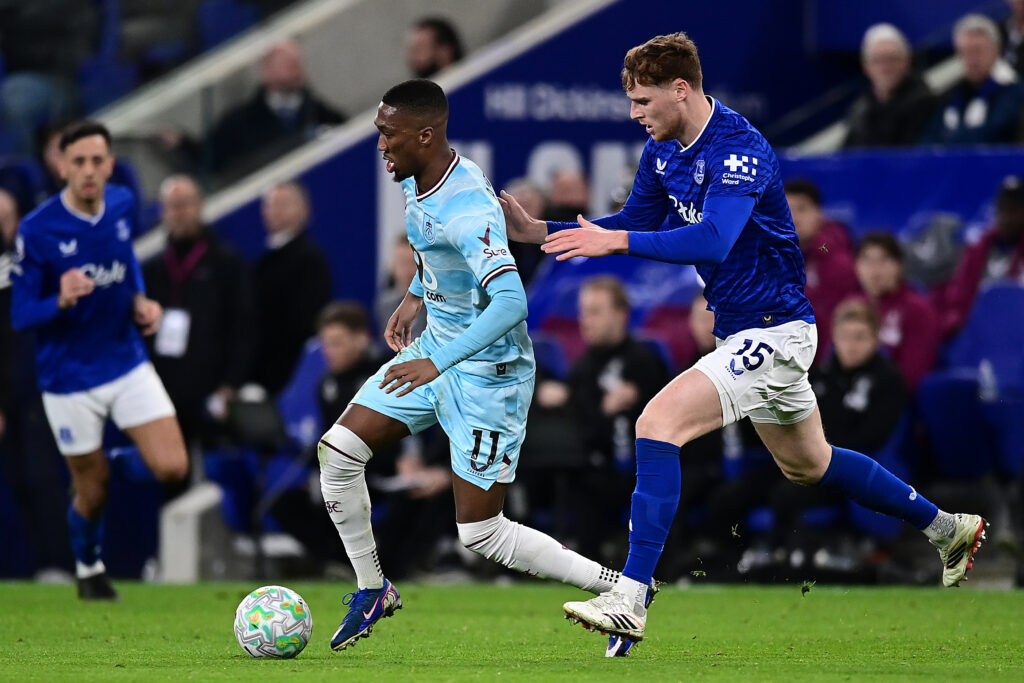 Jaidon Anthony competes with Jake O'Brien - Everton v Burnley - Premier League