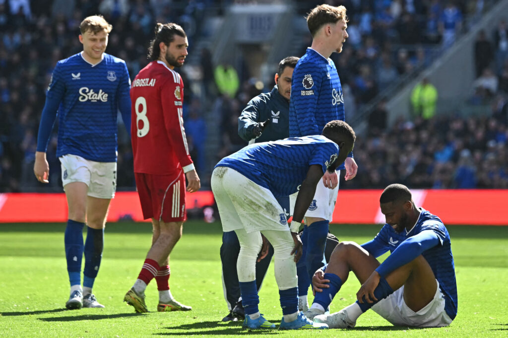Beto injured - FBL-ENG-PR-EVERTON-LIVERPOOL