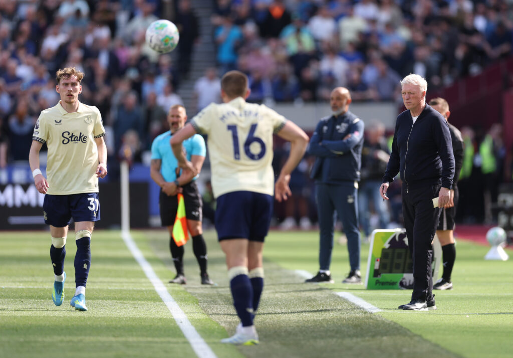 David Moyes on the touchline during West Ham United vs Everton in the Premier League on 25/04/2026.