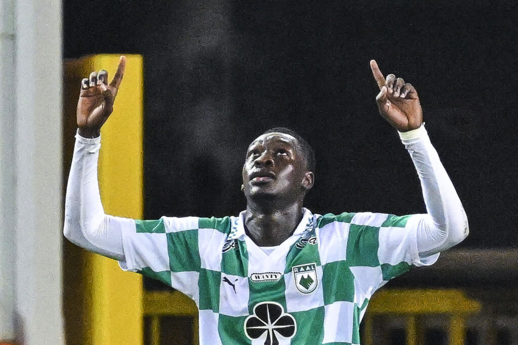 RAAL's Senegalese forward #07 Pape Moussa Fall celebrates scoring his team's third goal during the Belgian "Jupiler Pro League" football match between Club Brugge and RAAL La Louviere