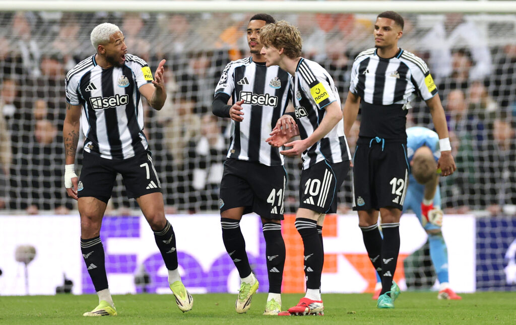 Joelinton of Newcastle United exchanges words with team mate Anthony Gordon