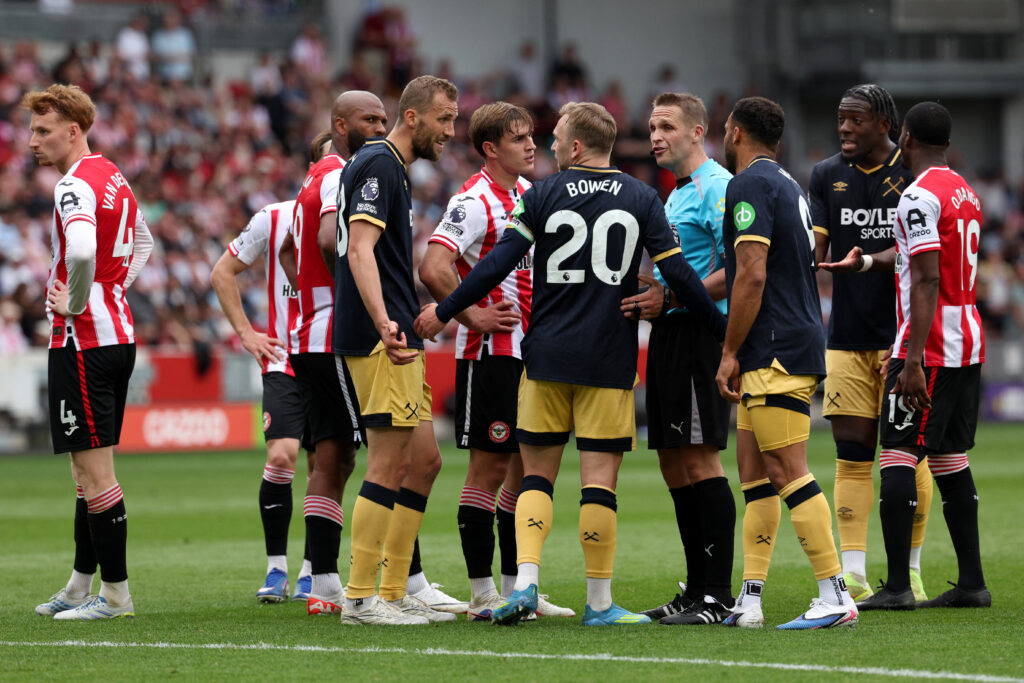 Players surround Referee Craig Pawson - FBL-ENG-PR-BRENTFORD-WEST HAM